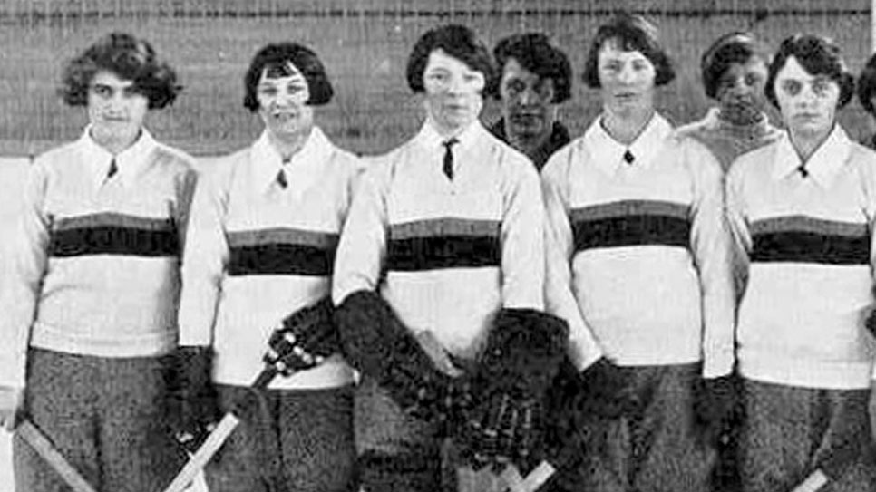 Elizabeth Graham (centre with high gloves) was one of the first known goalies to don a mask.